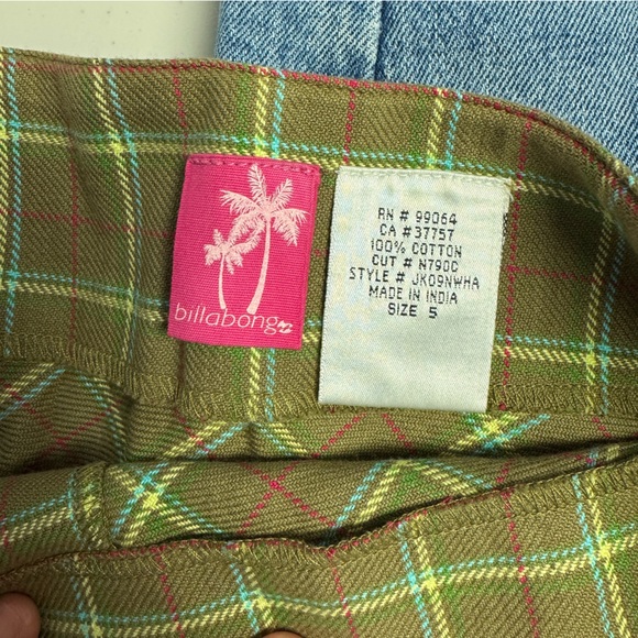 Billabong Y2K Plaid Mini Skirt Green Pink Size 5 Buckle Ruffle Festival - Picture 8 of 11